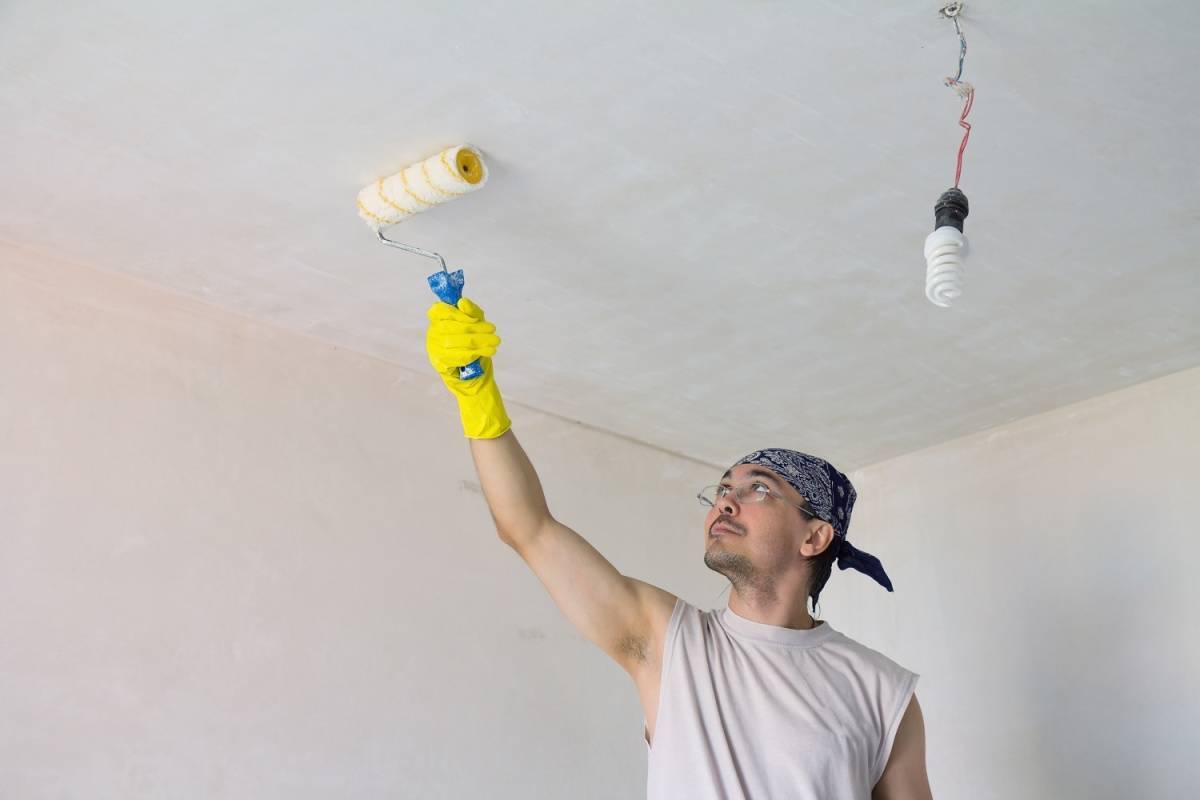 Грунтовка для потолка под водоэмульсионную краску: выбор смеси, правила нанесения