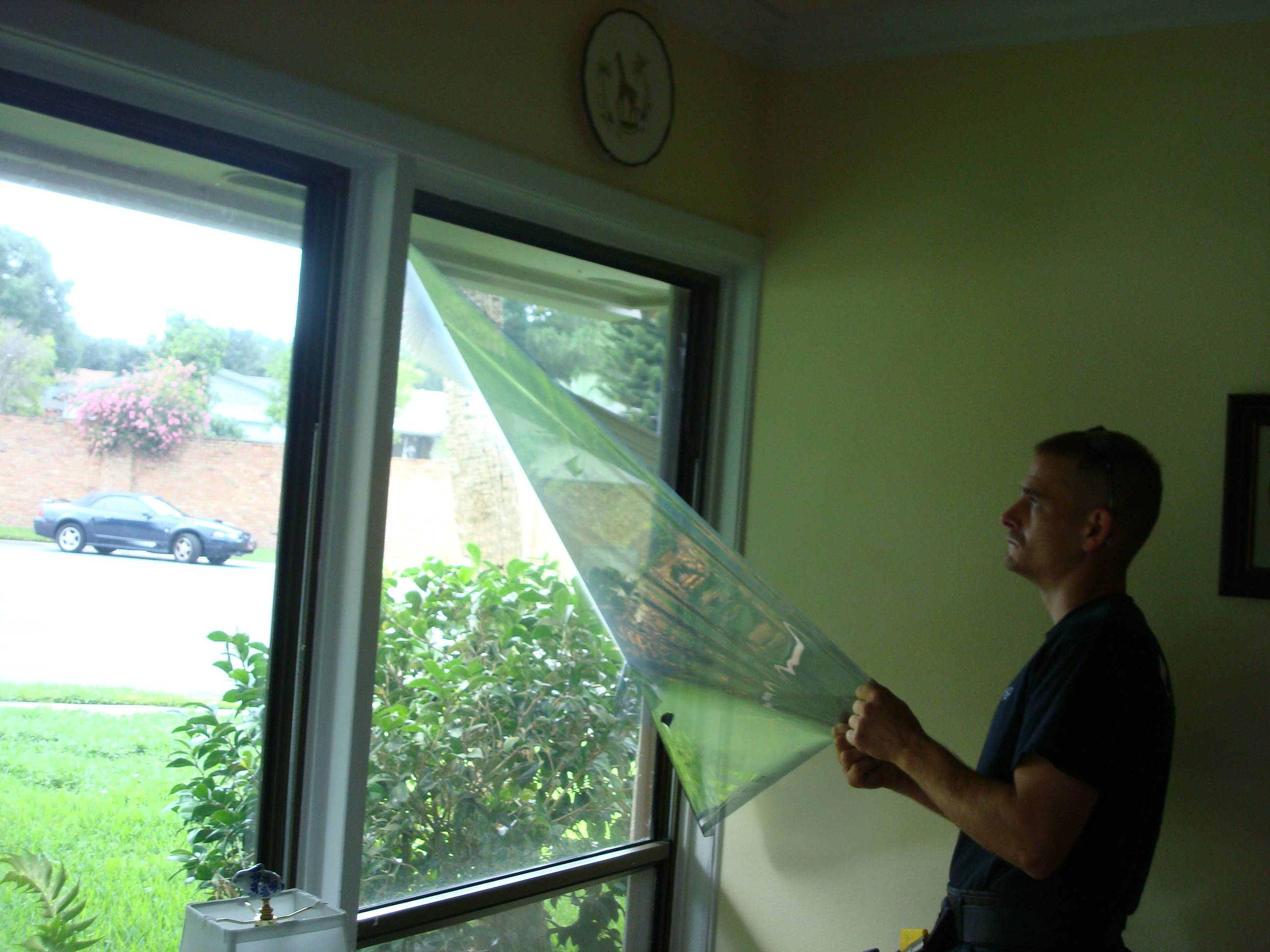 Какой стороной клеить солнцезащитную пленку на окна в домашних условиях