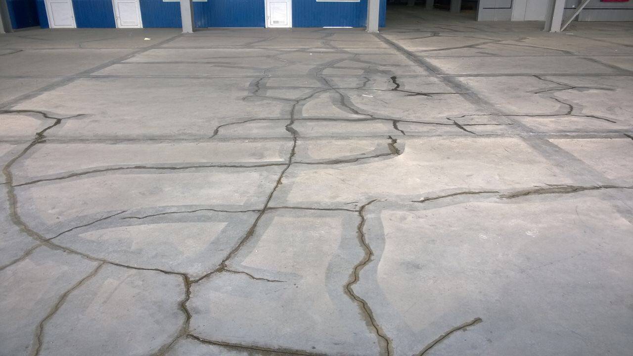 Выбоины в бетонном полу чем заделать. ремонт трещин в бетонном полу