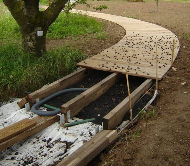 Самостоятельное изготовление деревянных дорожек на дачном участке: правила укладки