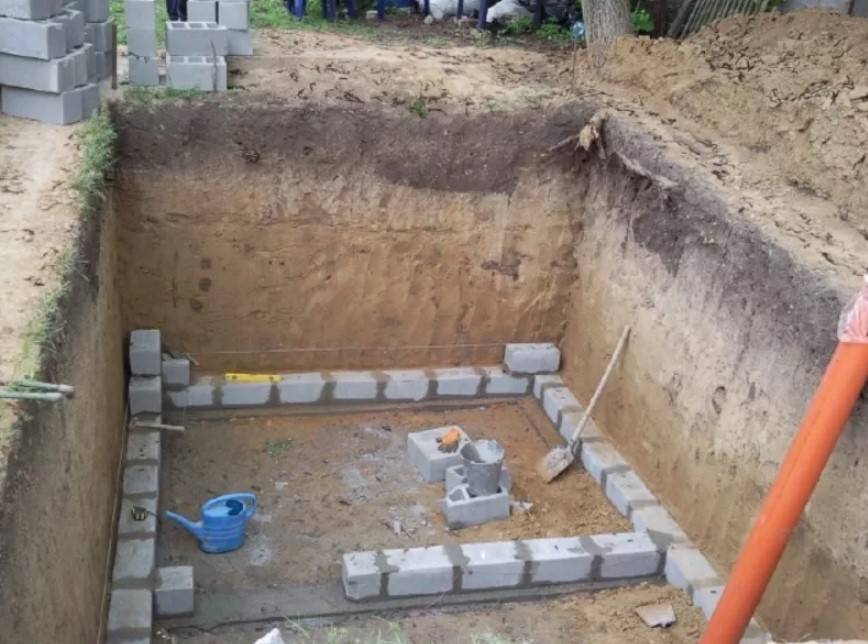 Погреб из бетонных колец: преимущества, недостатки, установка