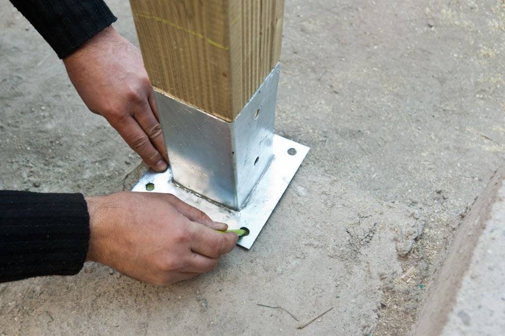 Как прикрепить деревянный брус к кирпичной стене