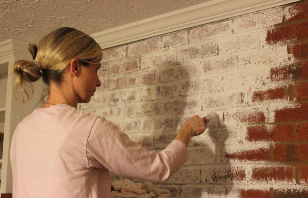 Как покрасить стену из кирпича, какое покрытие выбрать для штукатурки, декоративного и гипсового камня в помещении и квартире и самодельные трафареты своими руками