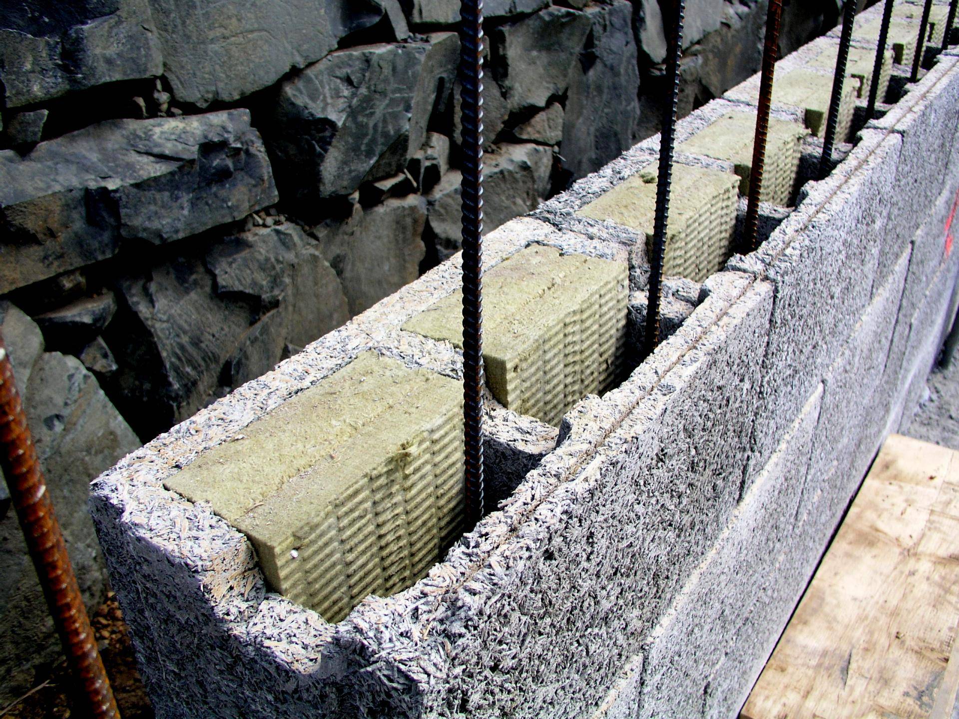 Забор из пескоблоков: плюсы и минусы материала, как залить раствор дома .