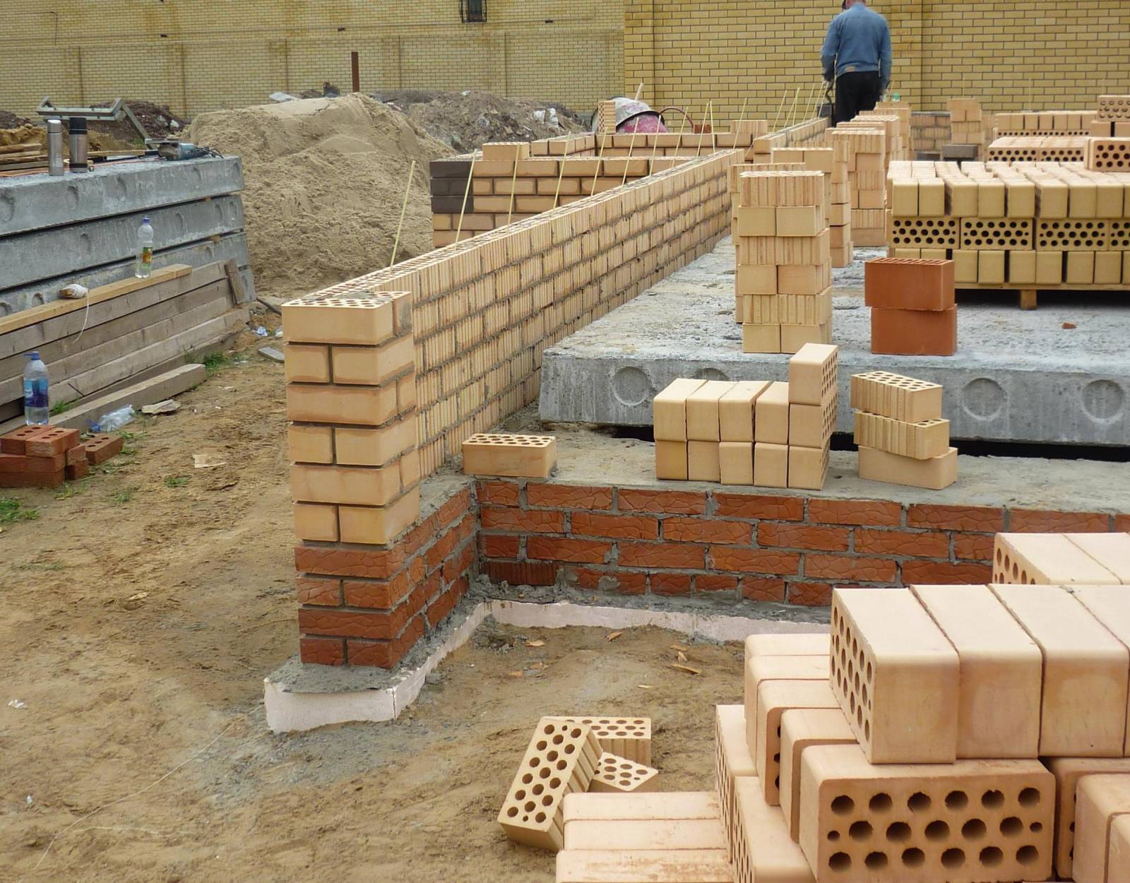 Строительство кирпичных домов своими руками: особенности и пошаговая инструкция
