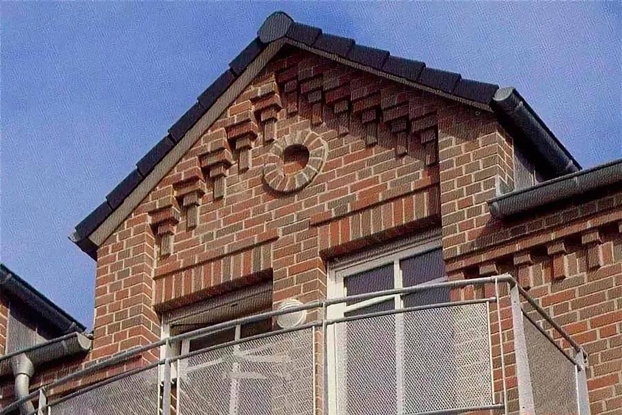 Фронтон крыши дома фото из кирпича