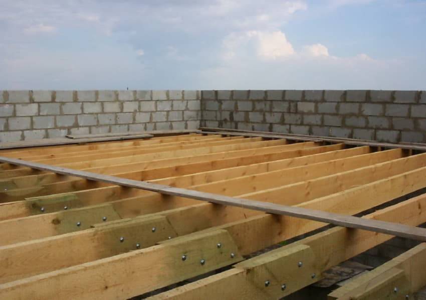 Подготовка и монтаж деревянных перекрытий в доме из газобетона
