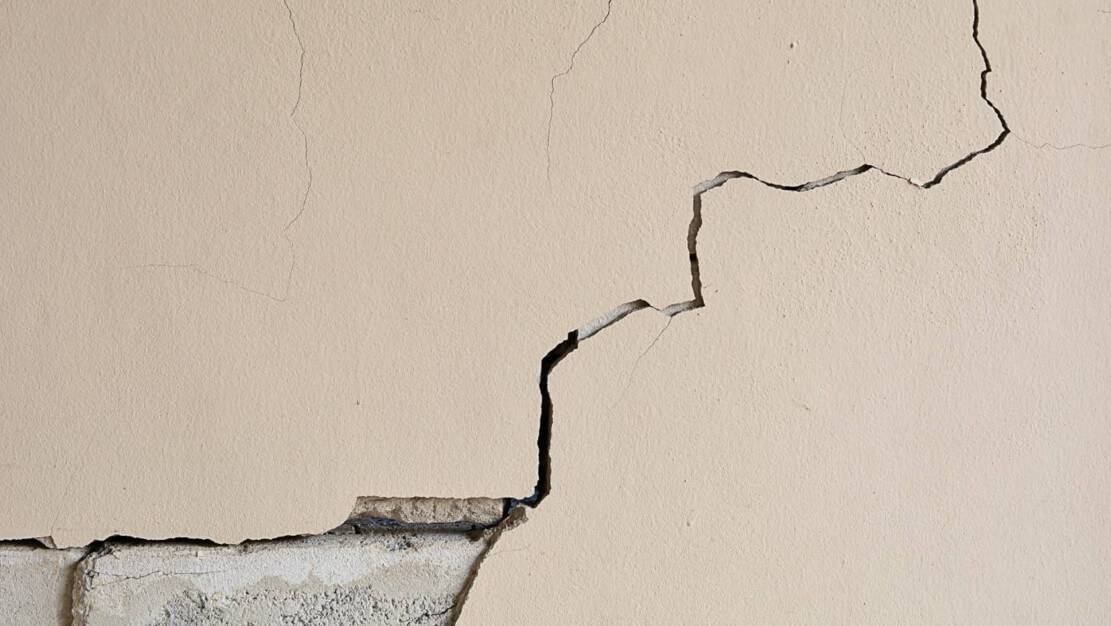 После штукатурки стен появились трещины – способы борьбы с этим