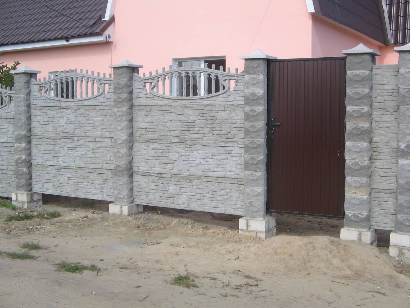 Как установить декоративный бетонный забор? производство двухсторонних и ажурных бетонных заборов