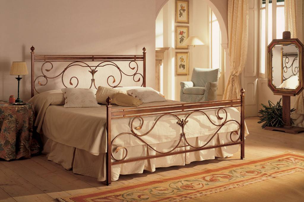 Кованая кровать в интерьере, как правильно выбрать форму и дизайн