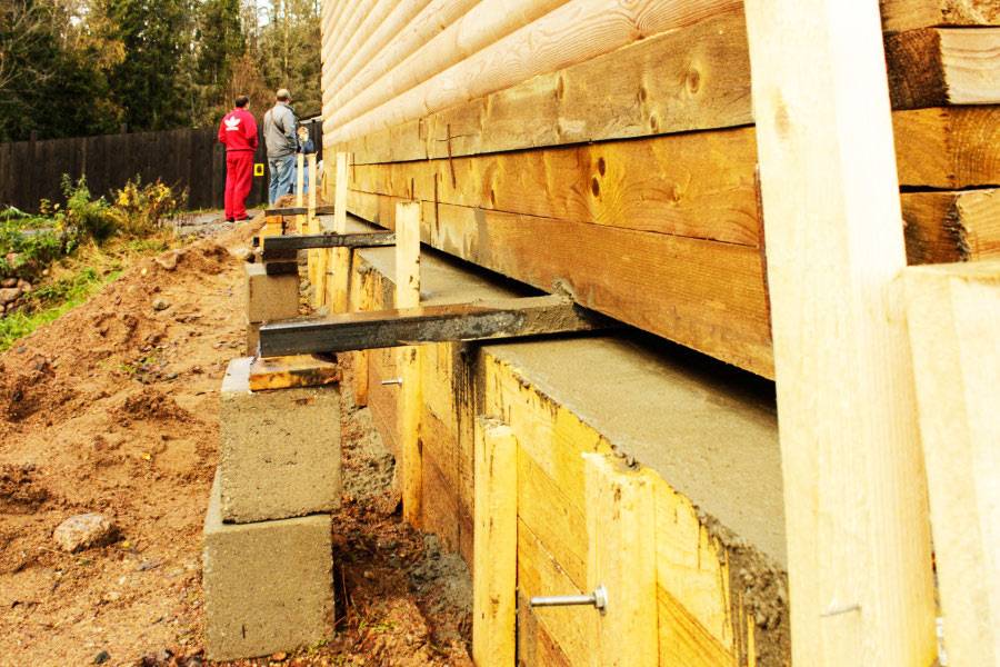 Как провести качественный ремонт фундамента старого деревянного дома