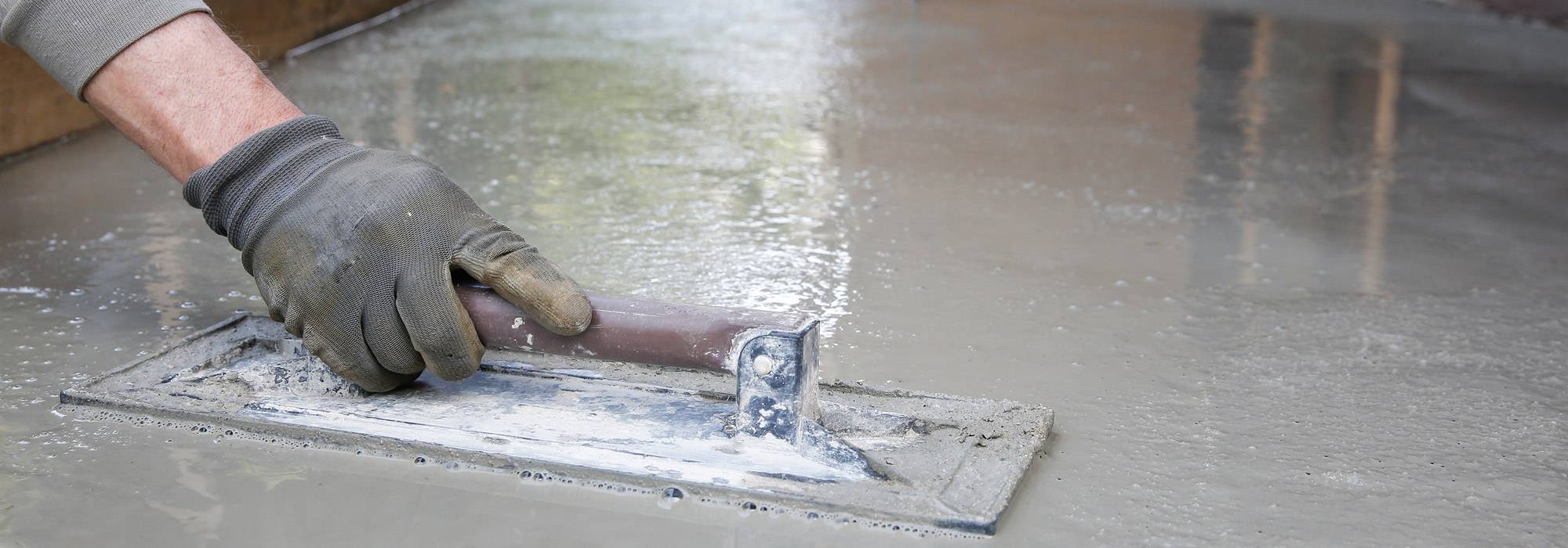 Как железнить бетонный пол цементом: порядок работ